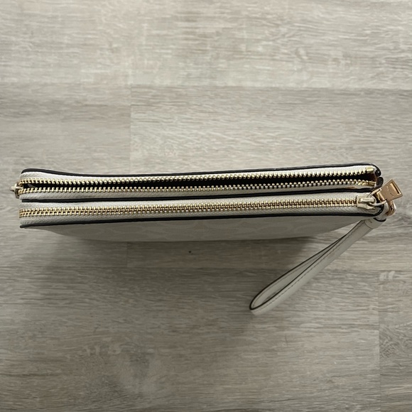 COACH - Double Zip Wallet In Signature Canvas Leather - Picture 4 of 8